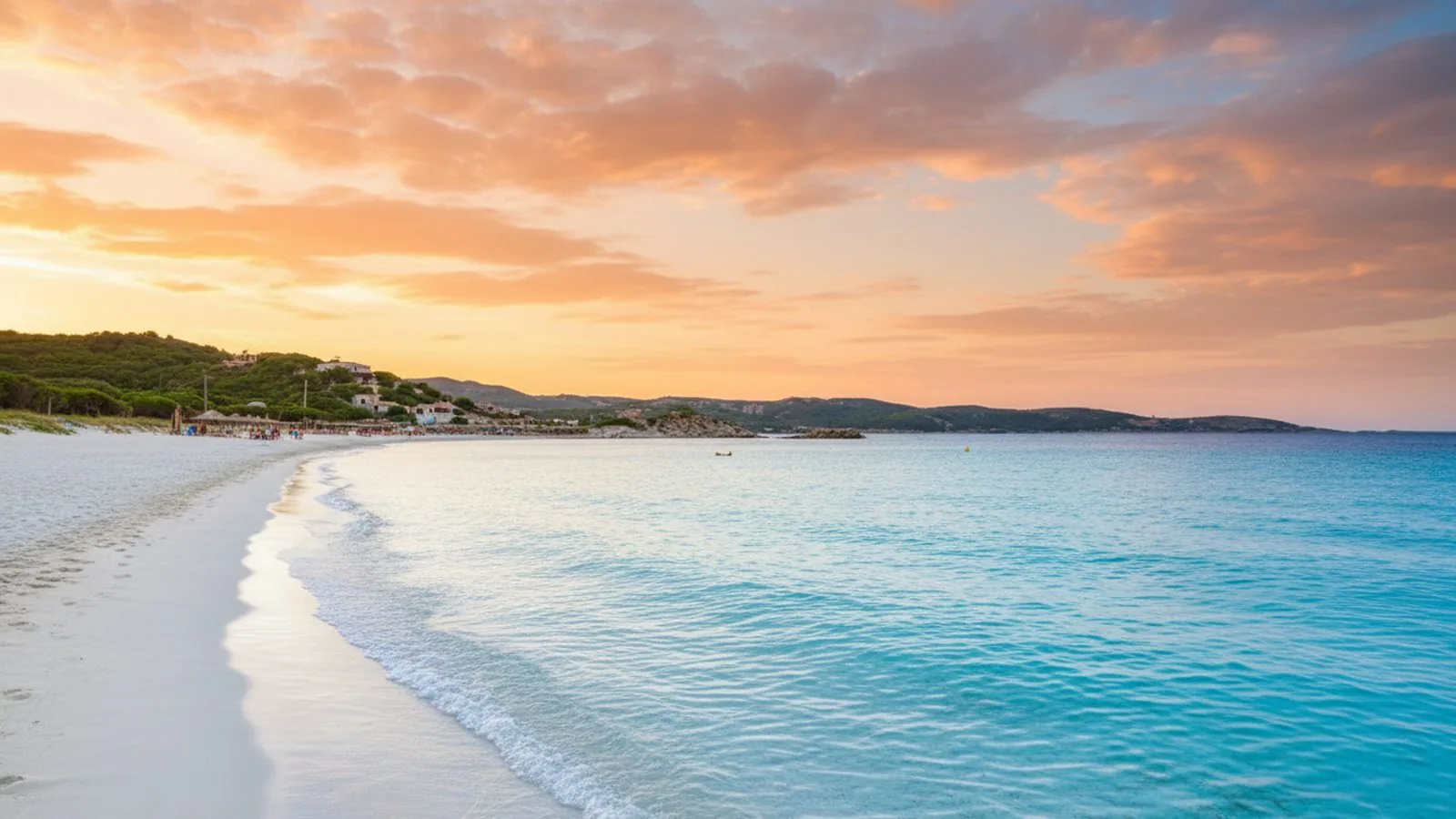 Tramonto su una spiaggia del nord Sardegna, con il mare calmo e la costa all'orizzonte