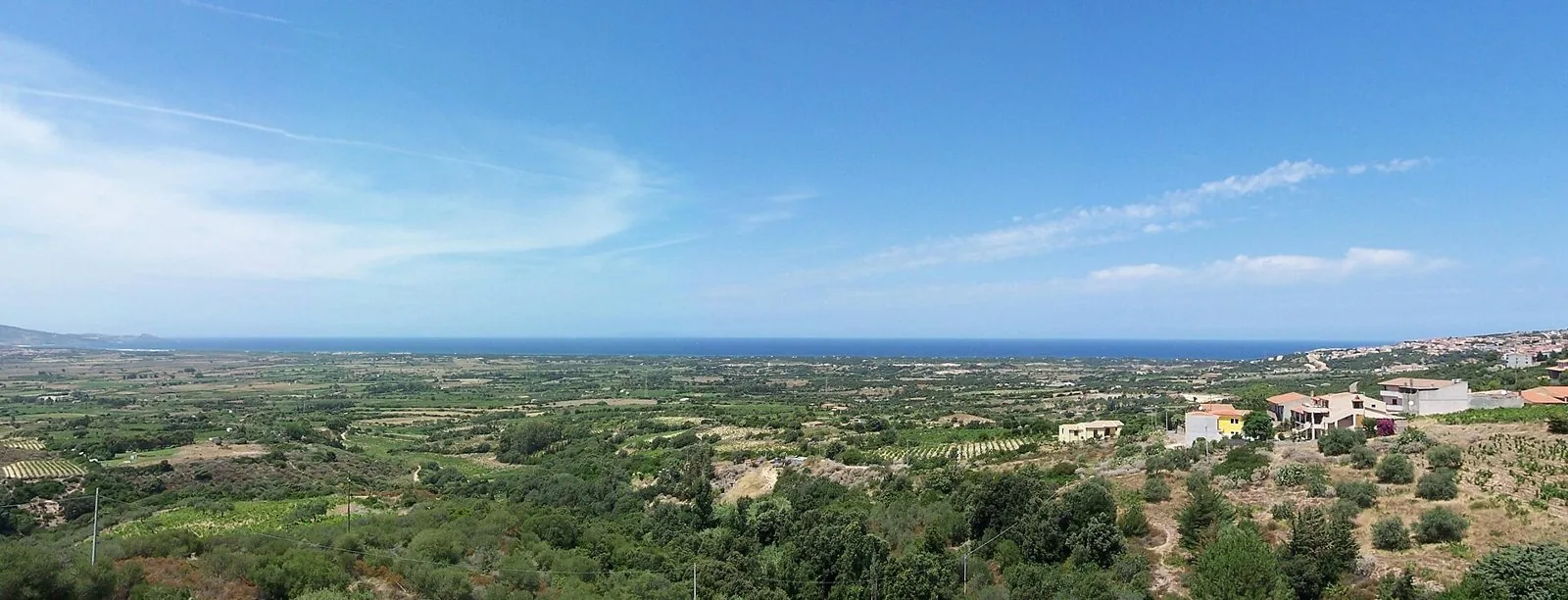 Panorama estivo dalle colline di Badesi sulla campagna coltivata a vigne e sul mare del Golfo dell'Asinara